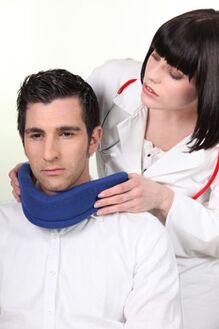 El médico le pone el collar de Shants al paciente. 
