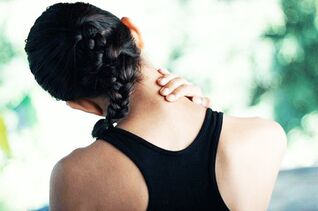 La incomodidad con los movimientos en el cuello es un síntoma de osteocondrosis. 