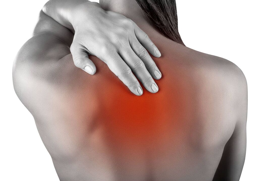 El dolor es el síntoma principal de la osteocondrosis espinal. 