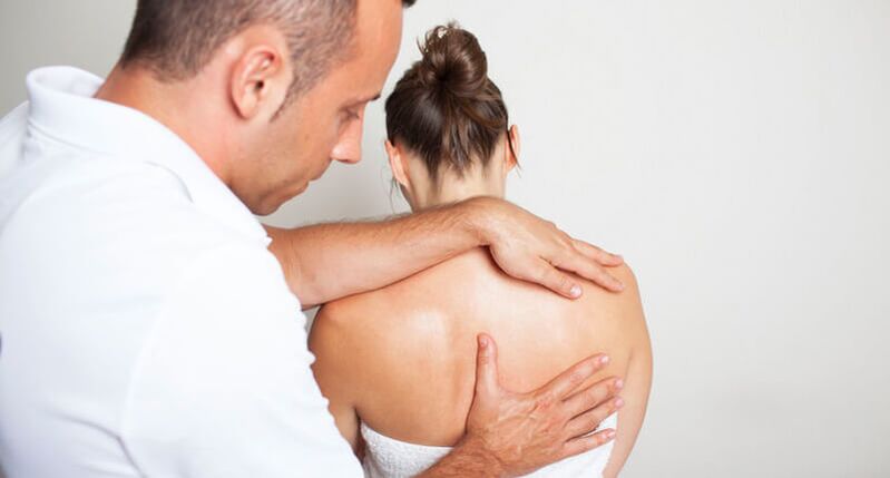 examen y masaje de espalda por un especialista