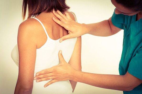 médico examina la espalda con osteocondrosis torácica