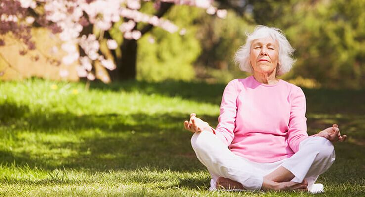 anciana meditando con artrosis de cadera