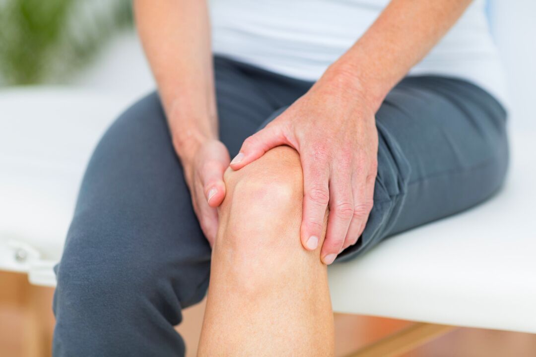 Muchas personas experimentan dolor en las articulaciones de brazos y piernas. 